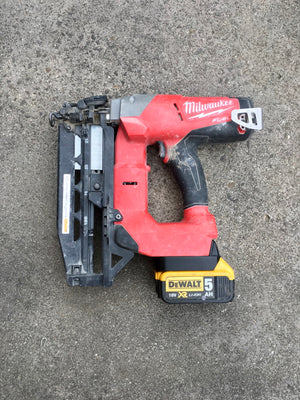 Dewalt 18v battery adaptor to Milwaukee tools
