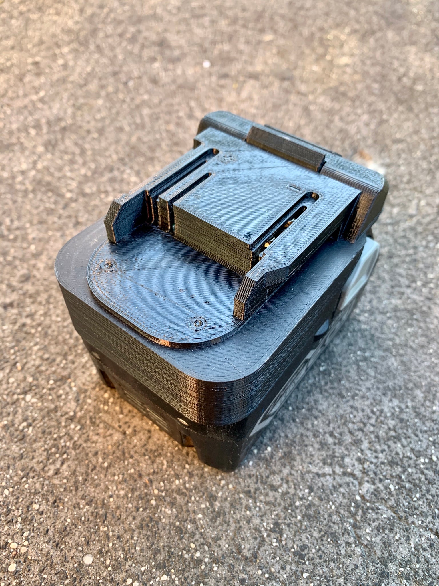 Hitachi / Hikoki 18v battery adaptor to Makita LXT tools
