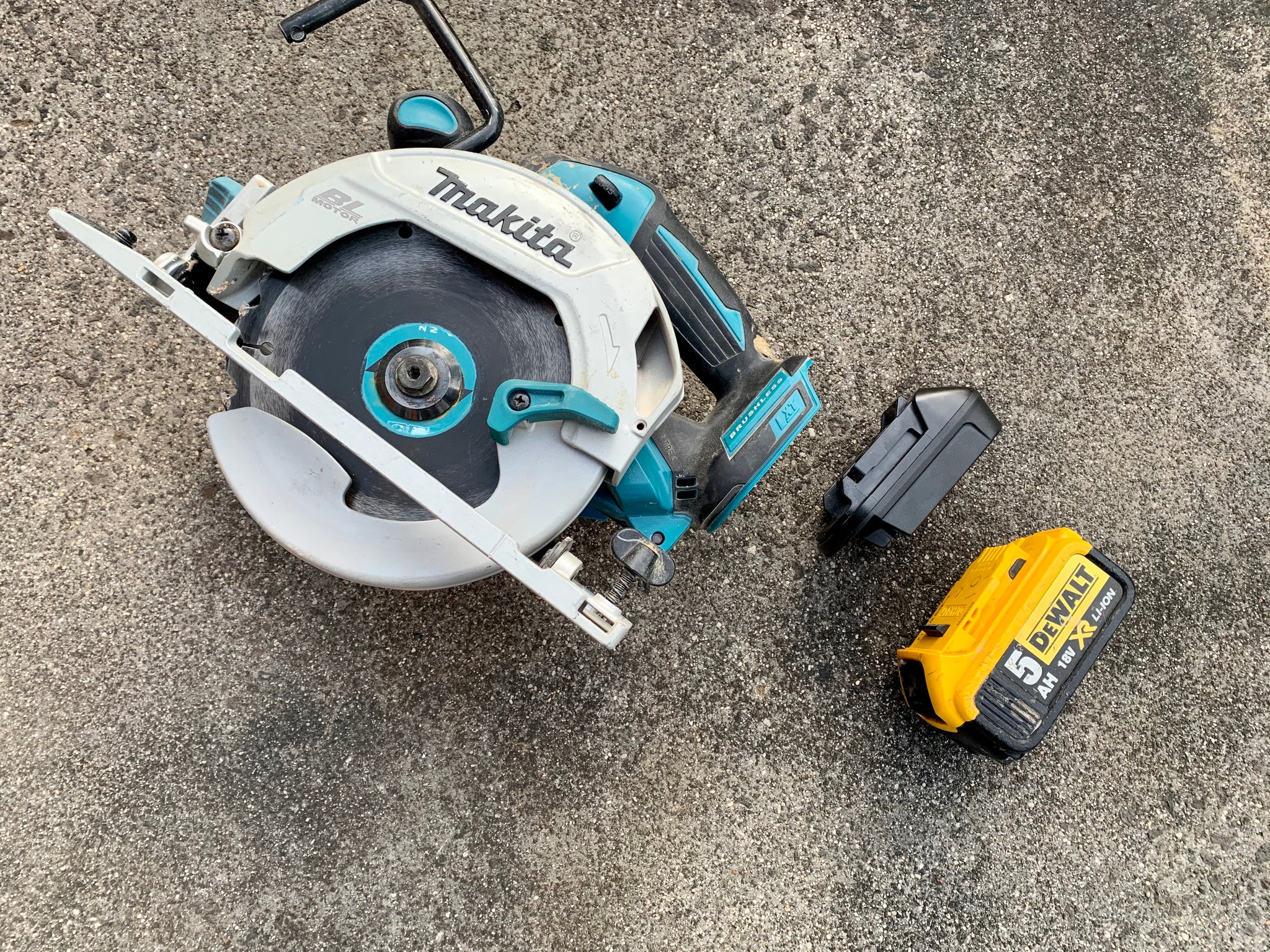 Use dewalt store battery on makita
