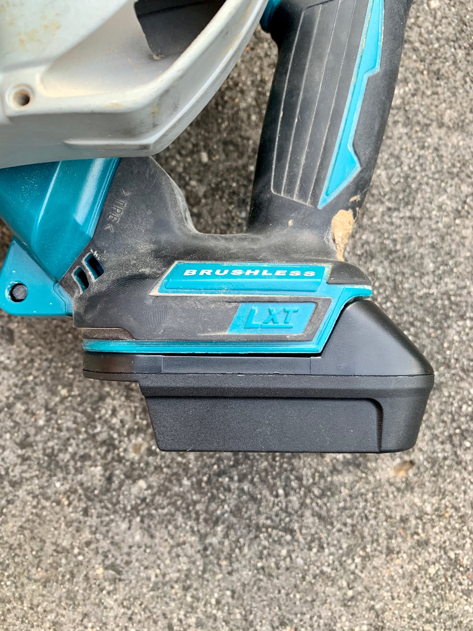 Dewalt XR 18v battery adaptor to Makita LXT tools