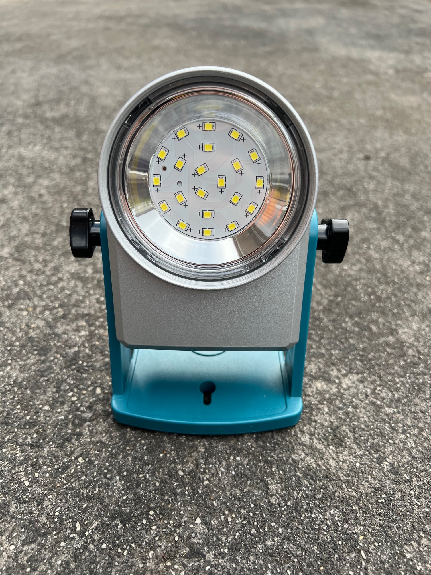 18V LED worklight, 3 level dimmer, 1600 lumens, universal hook, nail hook, magnetic base all in one!